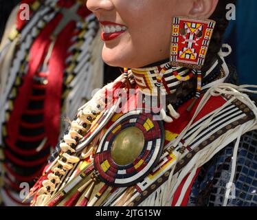 Une femme amérindienne participe au concours de vêtements amérindiens au marché indien de Santa Fe au Nouveau-Mexique (voir renseignements supplémentaires) Banque D'Images