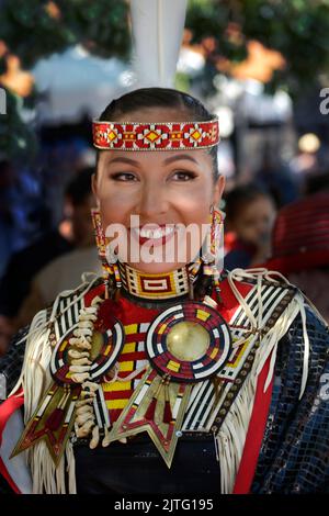 Une femme amérindienne participe au concours de vêtements amérindiens au marché indien de Santa Fe au Nouveau-Mexique (voir renseignements supplémentaires) Banque D'Images