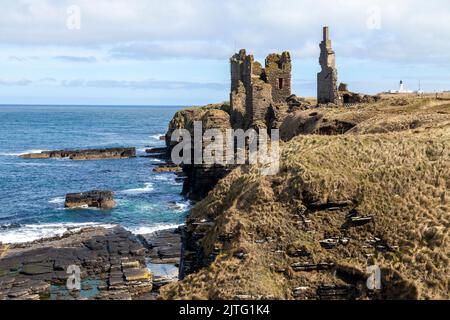 Le château Sinclair Girnigoe est situé à environ 3 miles au nord de Wick sur la côte est de Caithness, en Écosse Banque D'Images