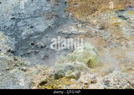 Des fumeroles bouillonnantes et des dépôts de soufre à la sortie hydrothermale sur la rive du lac chaud dans la caldeira du volcan Golovnin sur l'île de Banque D'Images