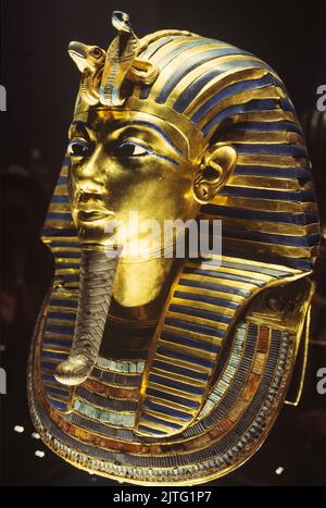 Masque d'or Toutankhamon au Musée du Caire, vue latérale. Banque D'Images