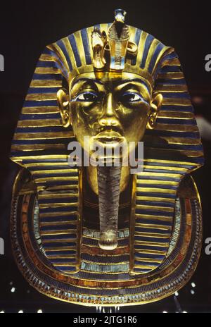 Masque d'or Toutankhamon au Musée du Caire, vue de face. Banque D'Images