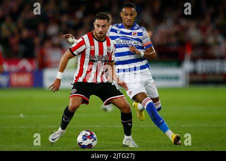 Sheffield, Royaume-Uni. 30th août 2022. George Baldock #2 de Sheffield United et Tom Ince #10 de Reading pendant le match de championnat Sky Bet Sheffield United contre Reading à Bramall Lane, Sheffield, Royaume-Uni, 30th août 2022 à Sheffield, Royaume-Uni le 8/30/2022. (Photo par Ben Early/News Images/Sipa USA) crédit: SIPA USA/Alay Live News Banque D'Images