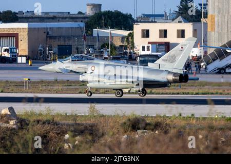 2 Qatari Air Force Eurofighter EF-2000 Typhoon transitant par Malte sur leur vol de livraison au Qatar. Banque D'Images