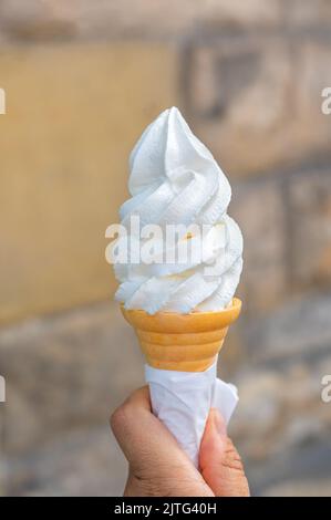 Glace à la vanille douce avec un bâton de chocolat Banque D'Images