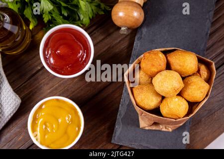 Collations brésiliennes, boulettes frites farcies. Banque D'Images