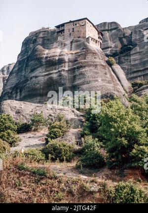 Monastère de Saint-Nicolas Anapuses à la Meteora - une formation rocheuse dans le centre de la Grèce accueillant l'un des plus grands et des plus précipitamment construits complexes de monastères orthodoxes de l'est. Mars 1980. Numérisation d'archivage à partir d'une lame. Banque D'Images