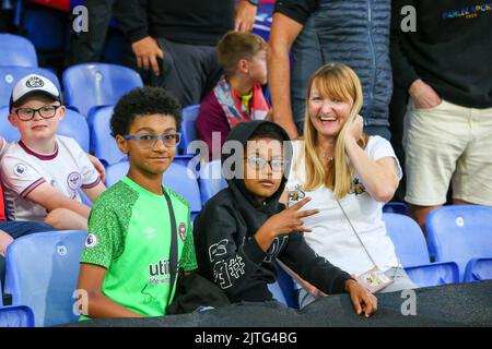 30th août 2022 ; Selhurst Park, Crystal Palace, Londres, Angleterre ; Premier League football, Crystal Palace contre Brentford : fans de Brentford Banque D'Images