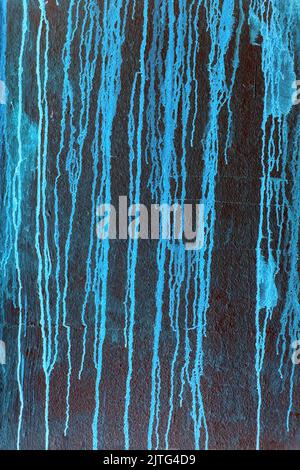 texture de motif de couleur des coulées de peinture bleu clair sur fond noir foncé, qui s'égoutte sur le mur. Arrière-plan créatif, élément de conception abstrait Banque D'Images
