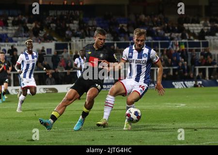 Brody Paterson, de Hartlepool United, en action avec Alex Pattison, de Harrogate Town, lors du match du Trophée EFL de Papa John's entre Hartlepool United et Harrogate Town, à Victoria Park, à Hartlepool, le mardi 30th août 2022. (Credit: Mark Fletcher | MI News) Credit: MI News & Sport /Alay Live News Banque D'Images