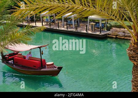 Vue panoramique de l'abra-bateau arabe traditionnel sur l'eau turquoise du canal de Madinat Jumeirah. Dubai touriste ferry bateau taxi de luxe.Dubai,eau.août 2022 Banque D'Images