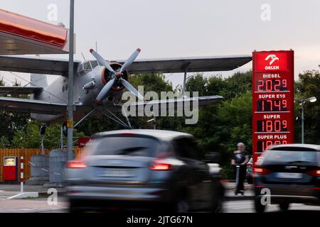 Leverkusen, Allemagne. 30th août 2022. Les voitures se ravitaillent et se délent d'une station d'essence avec un ancien hélicoptère sur son toit et un biplan historique Antonov AN2 à côté. La nuit de 31 août à 1 septembre, une réduction temporaire de la taxe sur l'énergie au niveau minimum fixé par l'UE arrive à son terme. Elle était en vigueur depuis 1 juin pour soulager les consommateurs face à la hausse des prix de l'énergie. À l'expiration de la mesure, le ravitaillement pourrait être de nouveau beaucoup plus coûteux. Credit: Rolf Vennenbernd/dpa/Alay Live News Banque D'Images