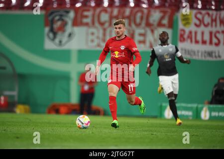 Leipzig, Allemagne. 30th août 2022. Football : coupe DFB, 1st tours, RB Leipzig - FC Teutonia Ottensen à la Red Bull Arena. Timo Werner (l) de RB Leipzig sur le ballon. Credit: Jan Woitas/dpa/Alay Live News Banque D'Images