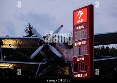 Leverkusen, Allemagne. 30th août 2022. Un biplan historique Antonov AN2 se trouve à côté d'une station-service. Dans la nuit de 31 août à 1 septembre, une réduction temporaire de la taxe sur l'énergie au niveau minimum fixé par l'UE prend fin. Il est en vigueur depuis 1 juin de soulager les consommateurs face à la hausse des prix de l'énergie. À l'expiration de la mesure, le ravitaillement pourrait être de nouveau beaucoup plus coûteux. Credit: Rolf Vennenbernd/dpa/Alay Live News Banque D'Images