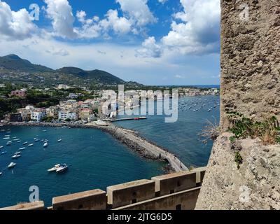 La magnifique vue panoramique de la ville d'Ischia Ponte (île d'Ischia, Naples, Italie) depuis le sommet du célèbre château aragonais (18) Banque D'Images