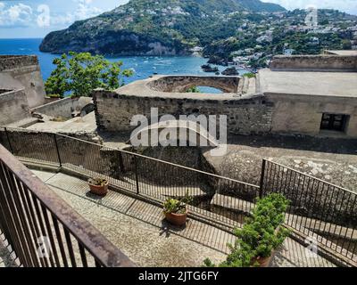 La magnifique vue panoramique de la ville d'Ischia Ponte (île d'Ischia, Naples, Italie) depuis le sommet du célèbre château aragonais (18) Banque D'Images