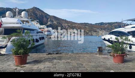 Sant'Angelo d'Ischia est l'un des villages les plus fascinants de l'île d'Ischia (Italie, Naples) est un village de pêcheurs ancien et caractéristique Banque D'Images