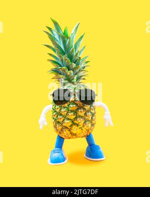 Drôle, fou, prêt à faire la fête ananas avec les jambes et les bras portant des lunettes de soleil sur le fond jaune. Concept de fruits d'été. Banque D'Images