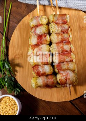 Brochettes de manioc enveloppées de bacon, médaillon de manioc. Banque D'Images