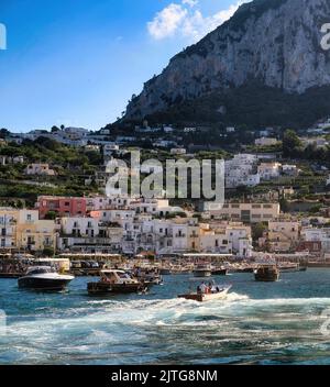 Le port coloré de la belle île de capri (Italie) et en arrière-plan le célèbre, Marina Grande Banque D'Images