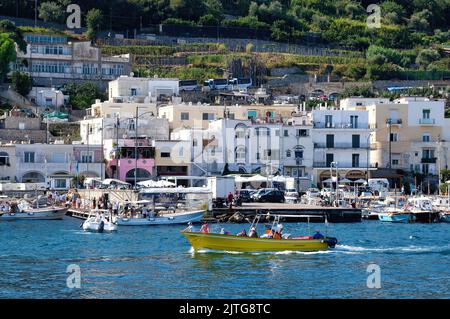 Le port coloré de la belle île de capri (Italie) et en arrière-plan le célèbre, Marina Grande Banque D'Images