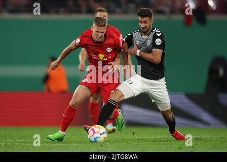 Leipzig, Allemagne. 30th août 2022. Football : coupe DFB, 1st tours, RB Leipzig - FC Teutonia Ottensen à la Red Bull Arena. Dani Olmo (l) de Leipzig contre Gazi Siala de Teutonia. Credit: Jan Woitas/dpa/Alay Live News Banque D'Images