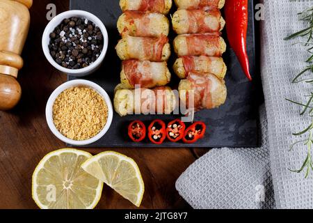 Brochettes de manioc enveloppées de bacon, médaillon de manioc. Banque D'Images