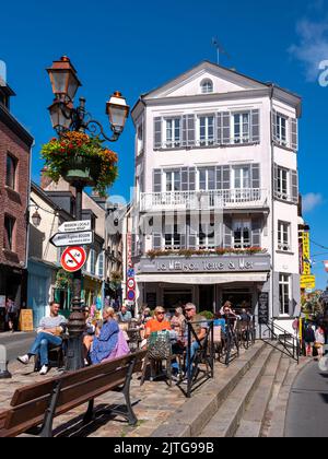 Locaux d'affaires à Honfleur, département du Calvados, Nord-Ouest de la France. Banque D'Images