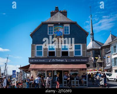 Locaux d'affaires à Honfleur, département du Calvados, Nord-Ouest de la France. Banque D'Images