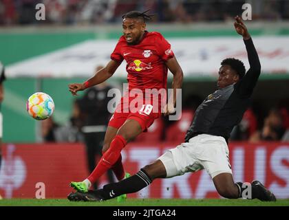 Leipzig, Allemagne. 30th août 2022. Football : coupe DFB, 1st tours, RB Leipzig - FC Teutonia Ottensen à la Red Bull Arena. Christopher Nkunku (l) de Leipzig contre Ismael Mansaray de Teutonia. Credit: Jan Woitas/dpa/Alay Live News Banque D'Images