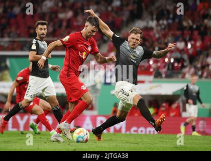 Leipzig, Allemagne. 30th août 2022. Football : coupe DFB, 1st tours, RB Leipzig - FC Teutonia Ottensen à la Red Bull Arena. Dominik Szoboszlai (M) de Leipzig contre Tjorben Uphoff de Teutonia (r). Credit: Jan Woitas/dpa/Alay Live News Banque D'Images