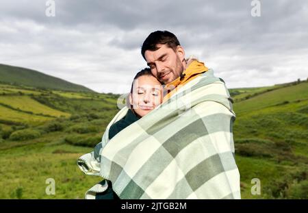 un couple heureux dans une couverture chaude en irlande Banque D'Images