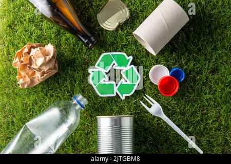 affiche verte de recyclage contenant les déchets ménagers sur l'herbe Banque D'Images