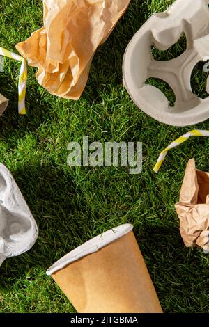 gros plan des déchets de papier sur l'herbe Banque D'Images