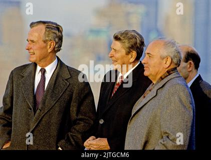 George H.W., président élu des États-Unis Bush, à gauche, et le président américain Ronald Reagan, au centre, et le secrétaire général de l'URSS Mikhaïl Gorbatchev, à droite, voient les gratte-ciel de New York après avoir rencontré sur l'île du gouverneur, à New York, sur 7 décembre 1988.Credit: Arnie Sachs/CNP. *** Veuillez utiliser le crédit du champ de crédit *** crédit: SIPA USA/Alamy Live News Banque D'Images