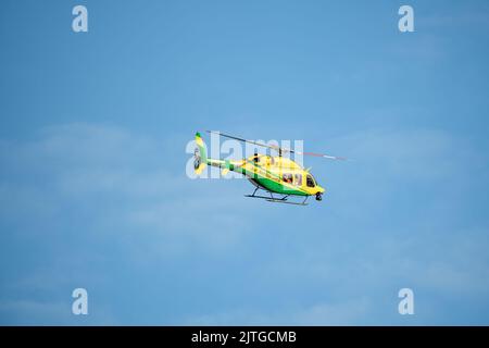 Wiltshire Air Ambulance en vol, ciel bleu clair Banque D'Images