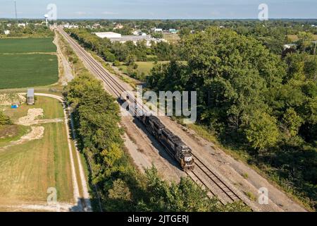 Three Oaks, Michigan - Norfolk Southern Railway locomotives tirer un petit train dans le sud-ouest du Michigan. Banque D'Images