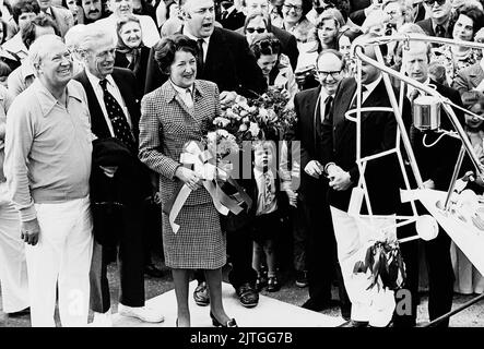 AJAXNETPHOTO. 10TH MAI 1975. GOSPORT, ANGLETERRE. - PARTIE DE LANCEMENT - (G-D) RT.HON. EDWARD HEATH, DÉPUTÉ, PROPRIÉTAIRE DU YACHT OCEAN RACING MORNING CLOUD IV, AVEC ROD STEPHENS, CONCEPTEUR DE BATEAUX DE SPARKMAN & STEPHENS, MME MARY HEATH, QUI A NOMMÉ LE YACHT, TONY TAYLOR DE CAMPER & NICHOLSON YACHT BUILDER, UNKNOWN, ET PETER NICHOLSON (PARTIELLEMENT OBSCURCI), PRÉSIDENT DE C&N. PHOTO:JONATHAN EASTLAND/AJAX REF:340 220105 28 Banque D'Images