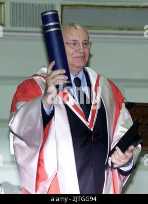 Photo du dossier datée du 08/01/2002 de l'ancien président de l'Union soviétique Mikhaïl Gorbatchev avec son diplôme honorifique de l'Université de Dublin (Trinty College). Selon les médias russes, Gorbatchev, qui en tant que dernier dirigeant de l'Union soviétique a mené une bataille perdue pour sauver un empire en ruines mais a produit des réformes extraordinaires qui ont conduit à la fin de la Guerre froide, est mort à 91 ans. Date de publication : mardi 30 août 2022. Banque D'Images