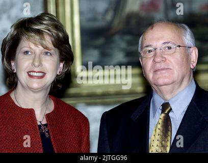 Photo du dossier datée du 9/1/2002, du président irlandais Mary McAleese, qui a rencontré l'ancien président de l'Union soviétique, Mikhaïl Gorbatchev, avant un déjeuner en son honneur, au Palais du Président, à Dublin. Selon les médias russes, Gorbatchev, qui en tant que dernier dirigeant de l'Union soviétique a mené une bataille perdue pour sauver un empire en ruines mais a produit des réformes extraordinaires qui ont conduit à la fin de la Guerre froide, est mort à 91 ans. Date de publication : mardi 30 août 2022. Banque D'Images