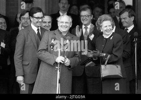 Photo du dossier datée du 07/12/87, de Margaret Thatcher applaudit avec enthousiasme le dirigeant soviétique Mikhaïl Gorbatchev à Brize Norton, après avoir annoncé la mort de M. Gorbatchev. Selon les médias russes, Gorbatchev, qui en tant que dernier dirigeant de l'Union soviétique a mené une bataille perdue pour sauver un empire en ruines mais a produit des réformes extraordinaires qui ont conduit à la fin de la Guerre froide, est mort à 91 ans. Date de publication : mardi 30 août 2022. Banque D'Images