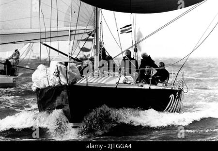AJAXNETPHOTO. 1985. SOLENT, ANGLETERRE. - COUPE DE L'AMIRAL - DIVA, MEMBRE DE L'ÉQUIPE ALLEMANDE, EN COMPÉTITION CÔTIÈRE. PHOTO:JONATHAN EASTLAND/AJAX REF:1985 24 Banque D'Images