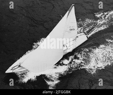 AJAXNETPHOTO. 1978. PLYMOUTH, ANGLETERRE. - TOUR DE GRANDE-BRETAGNE DÉBUT DE COURSE - LONG ET MINCE - MONOCOQUE ENTRÉE SLITHY TOVE.PHOTO:JONATHAN EASTLAND/AJAX REF:340 220105 2 Banque D'Images