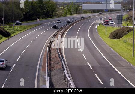 AJAXNETPHOTO. MAI 2008. GLASGOW, ÉCOSSE. - ROUTE À DEUX VOIES - AUTOROUTE M8 EN DIRECTION DE L'OUEST VERS ERSKINE ET GREENOCK (À GAUCHE) ET EN VILLE (À DROITE) VUE DEPUIS FLYOVER.PHOTO:JONATHAN EASTLAND/AJAX REF:D80105 735 Banque D'Images