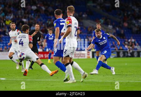 Cardiff City Stadium, Cardiff, Royaume-Uni. 30th août 2022. Championnat de football, Cardiff City versus Luton ; Joe Ralls de Cardiff City tire à but Credit: Action plus Sports/Alay Live News Banque D'Images