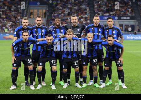 Milan, Italie, 30th août 2022. Le FC Internazionale à partir de onze de la ligne pour une photo d'équipe avant le coup de pied, rangée arrière ( de gauche à droite ); Milan Skriniar, Stefan de Vrij, Denzel Dumfries, Samir Handanovic, Edin Dzeko et Joaquin Correa, première rangée ( de gauche à droite ); Matteo Darmian, Marcelo Brozovic, Nicolo Barella, Federico DiMarco et Hakan Calhanoglu, dans la série A match à Giuseppe Meazza, Milan. Le crédit photo devrait se lire: Jonathan Moscrop / Sportimage Banque D'Images