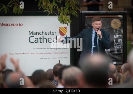 Manchester, Royaume-Uni. 30th août 2022. Eddie Dempsey de RMT s'adresse à la foule à l'extérieur de la cathédrale en raison de milliers de personnes se présentant à l'événement complet de mouvement de campagne, assez est suffisant. Les leaders de foi et les syndicats se réunissent ensemble pour susciter un soutien face à la crise du coût de la vie en exigeant une augmentation réelle des salaires, en réduisant les factures d'énergie et en taxant les riches. Credit: Andy Barton/Alay Live News Banque D'Images