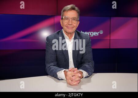 Cologne, Allemagne. 30th août 2022. Le journaliste Rainer Hank est debout dans le studio de l'émission-débat ARD 'Maischberger'. Credit: Henning Kaiser/dpa/Alay Live News Banque D'Images