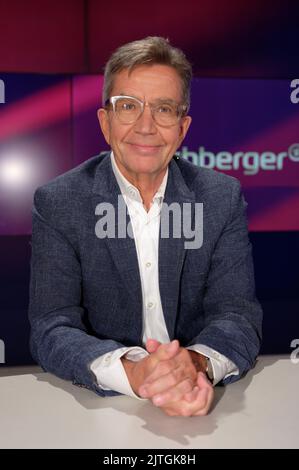 Cologne, Allemagne. 30th août 2022. Le journaliste Rainer Hank est debout dans le studio de l'émission-débat ARD 'Maischberger'. Credit: Henning Kaiser/dpa/Alay Live News Banque D'Images