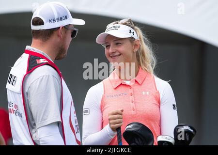 25 août 2022 : Emily Kristine Pedersen, du Danemark, parle à son caddie avant le départ du premier trou lors de la ronde d'ouverture de l'Open de Womens du CP qui a eu lieu au club de chasse et de golf d'Ottawa, à Ottawa, au Canada. Daniel Lea/CSM Banque D'Images